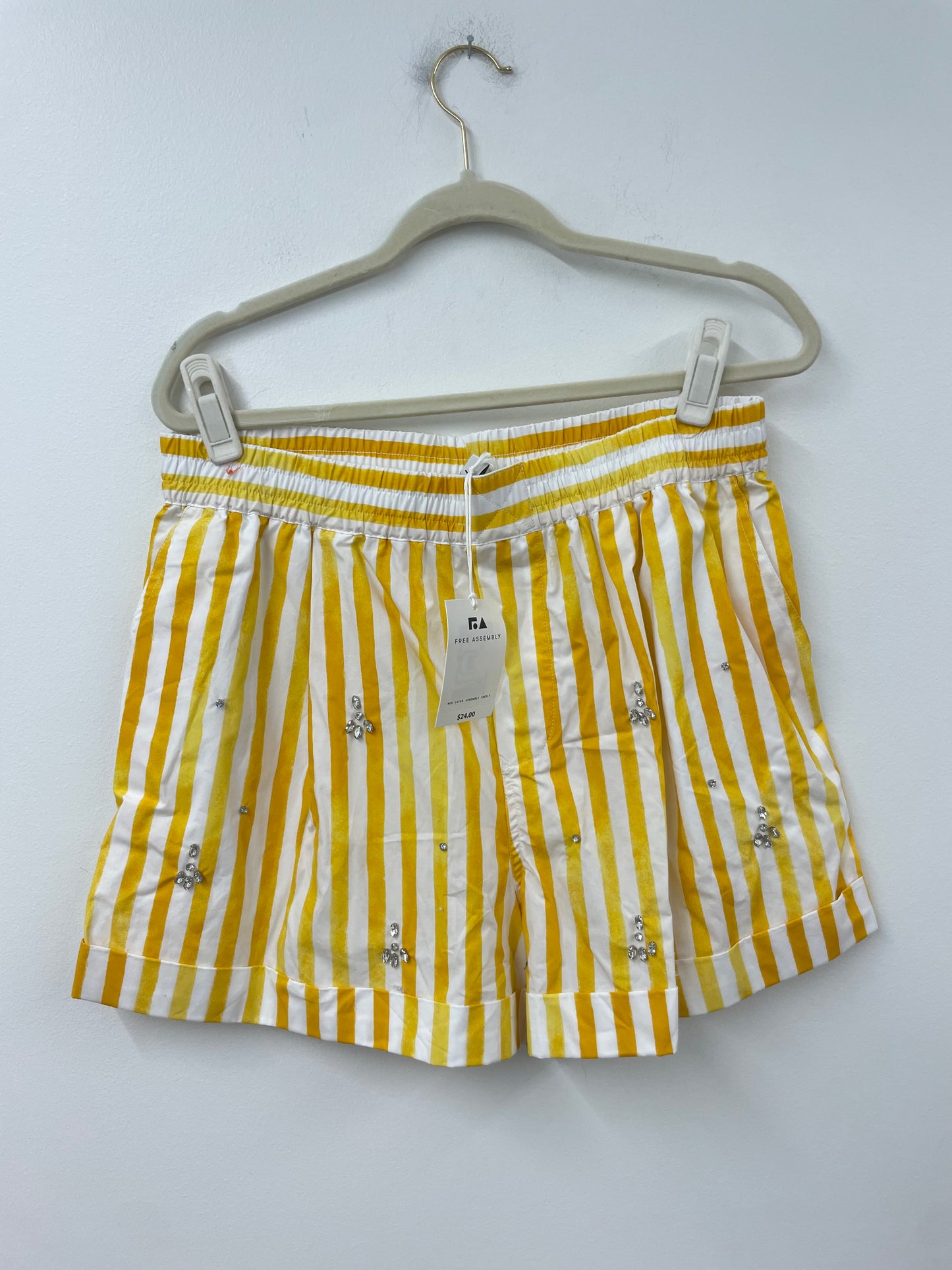 Free Assembly pull on shorts Size M / NWT
