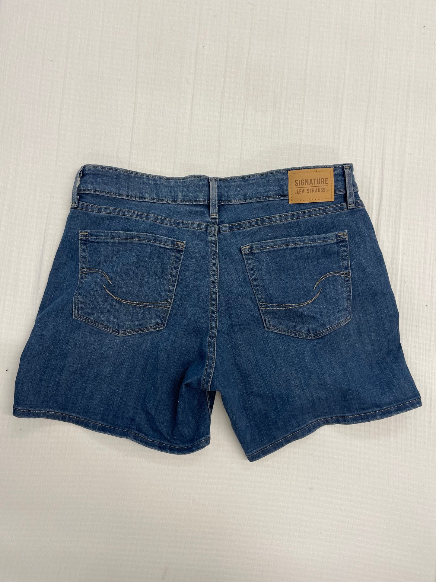 Levi mid rise shorts Size 6 / EUC