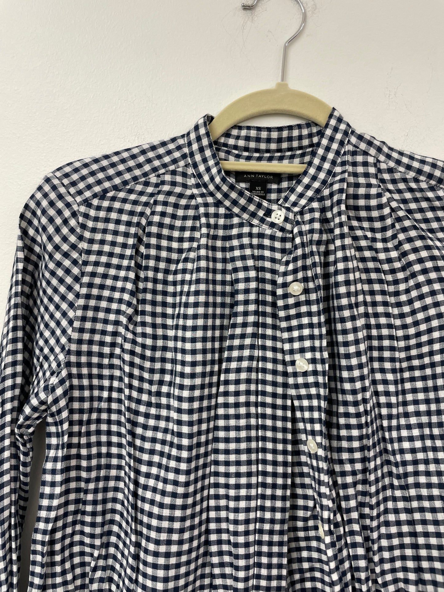 Ann Taylor button up blouse Size XS /GUC