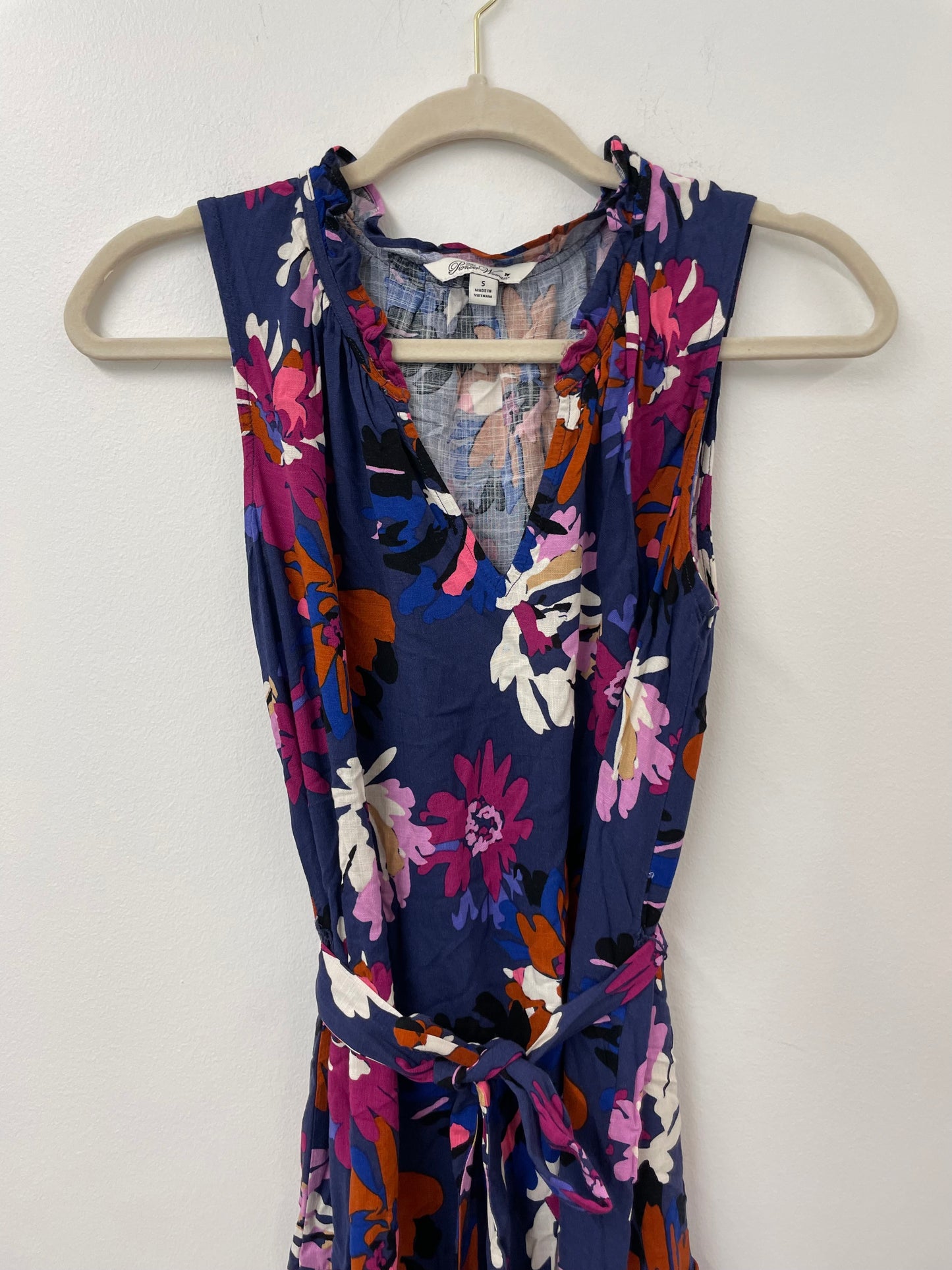 Pioneer Woman sleeveless v-neck tiered midi dress Size S / EUC