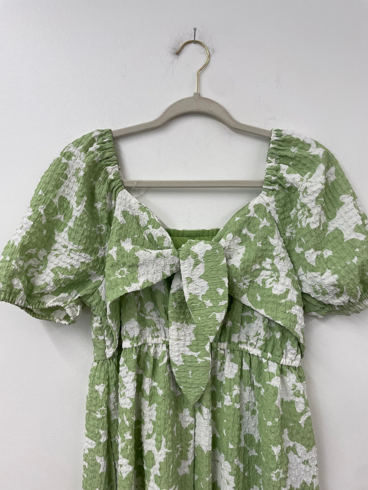 Time and Tru puffed sleeve tie back midi dress Size S / EUC