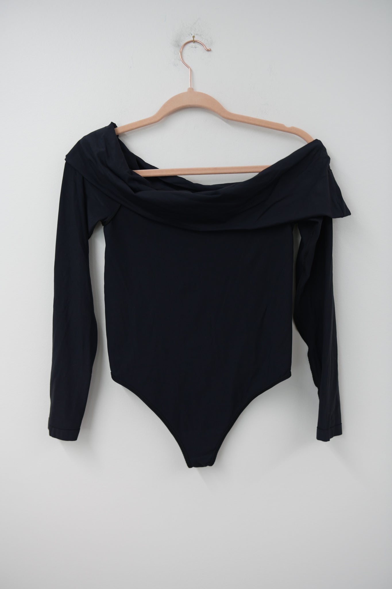 Sofia off the shoulder bodysuit Size L / EUC
