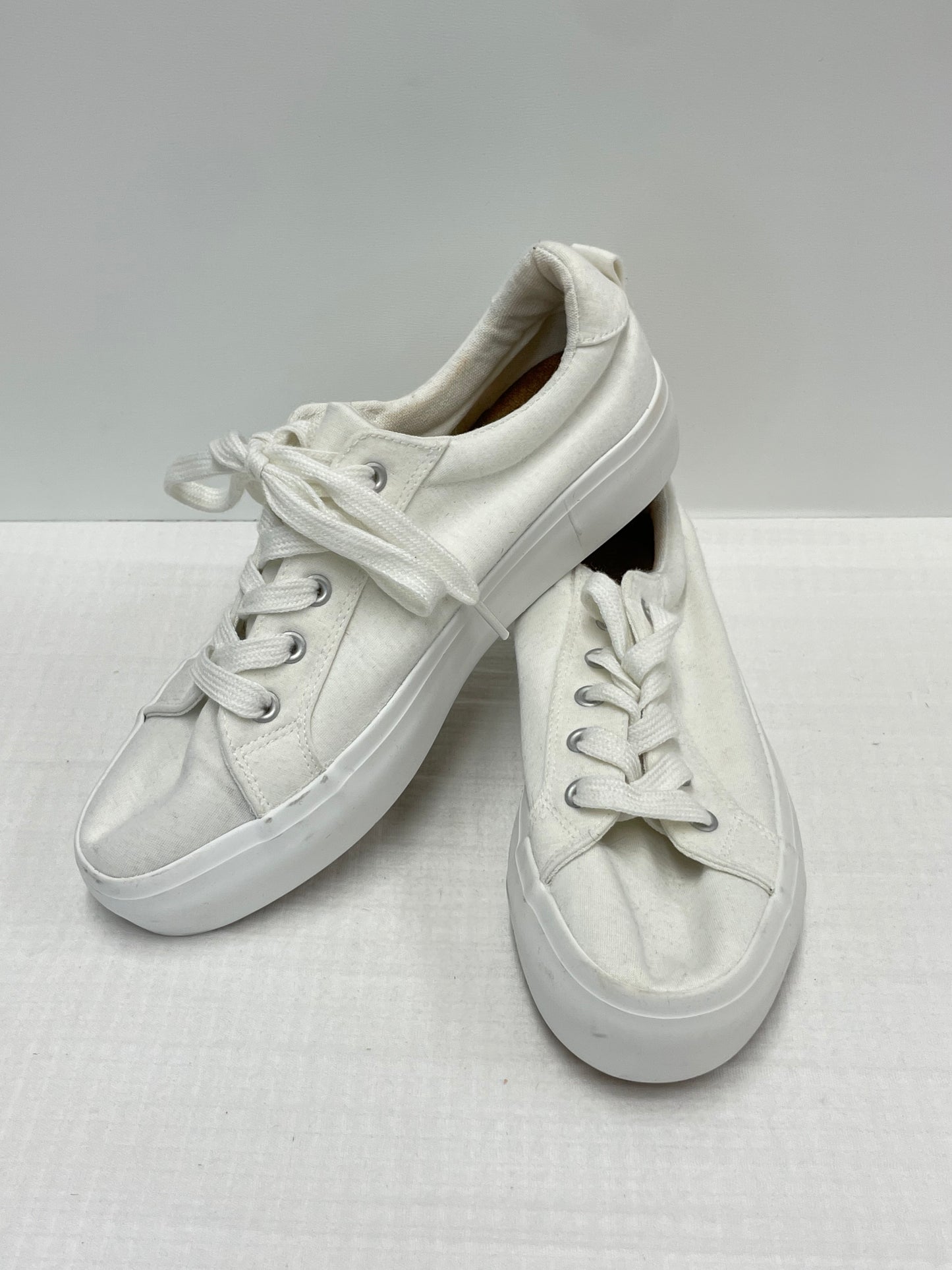 Maurice’s white sneakers Size 7.5 / GUC