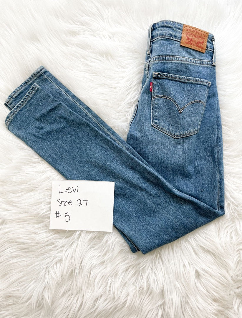 Levi jeans Size 27/EUC