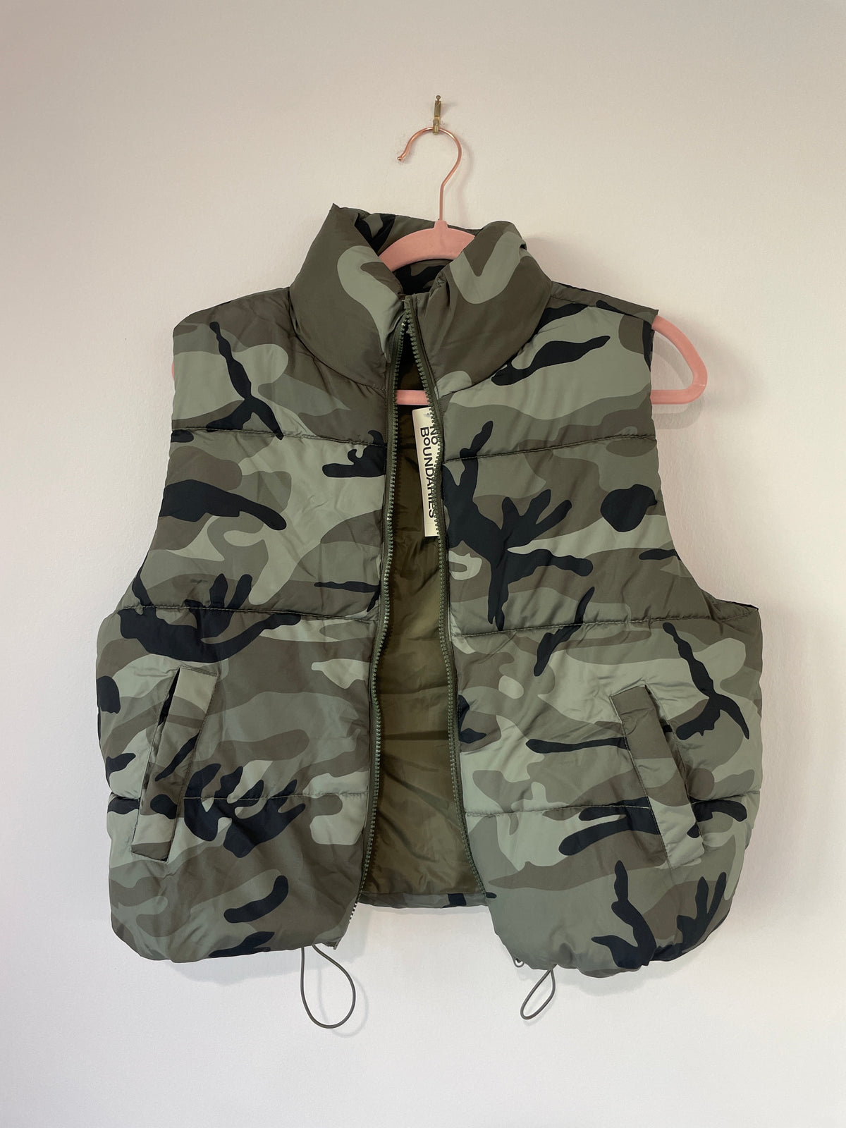 No Boundaries crop puffer vest Size M / NWT – DoubleTakeStyle