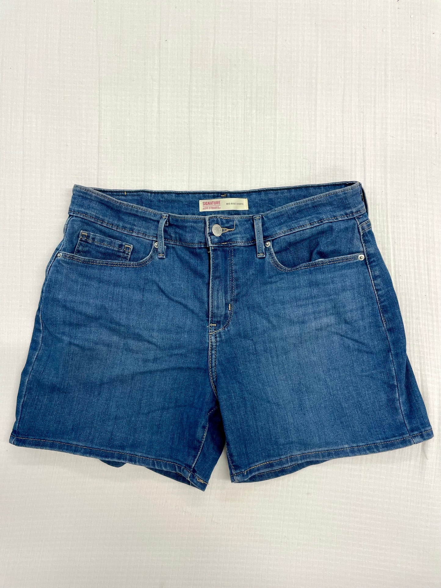 Levi mid rise shorts Size 6 / EUC