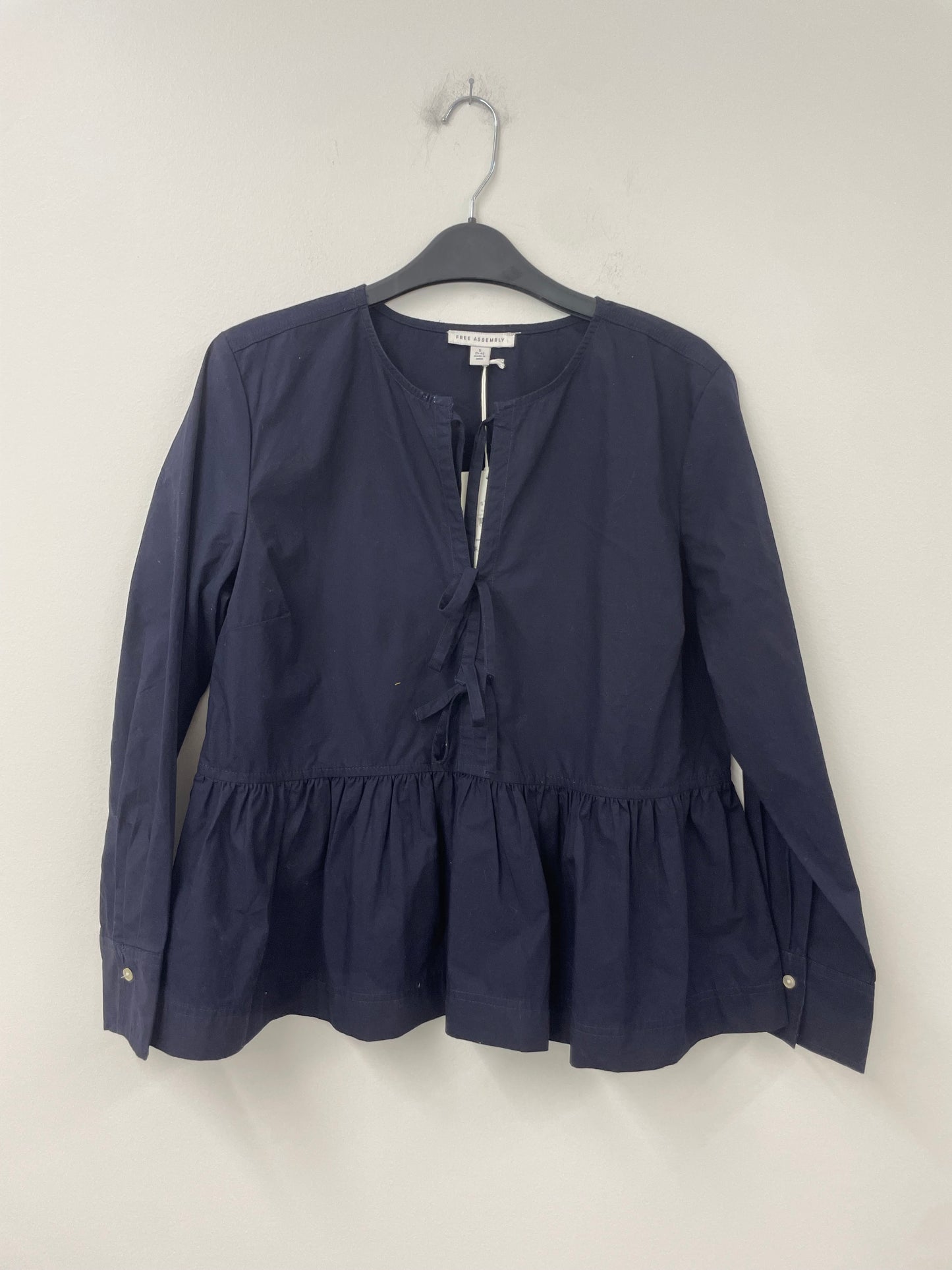 Free Assembly bow front top Size S / NWT