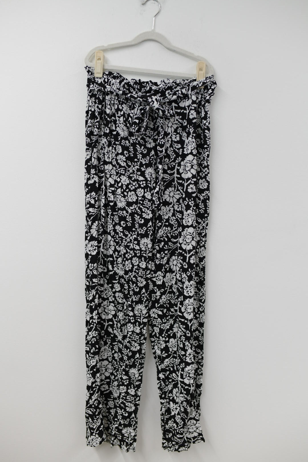 Francesca’s tie waist pants Size M / EUC