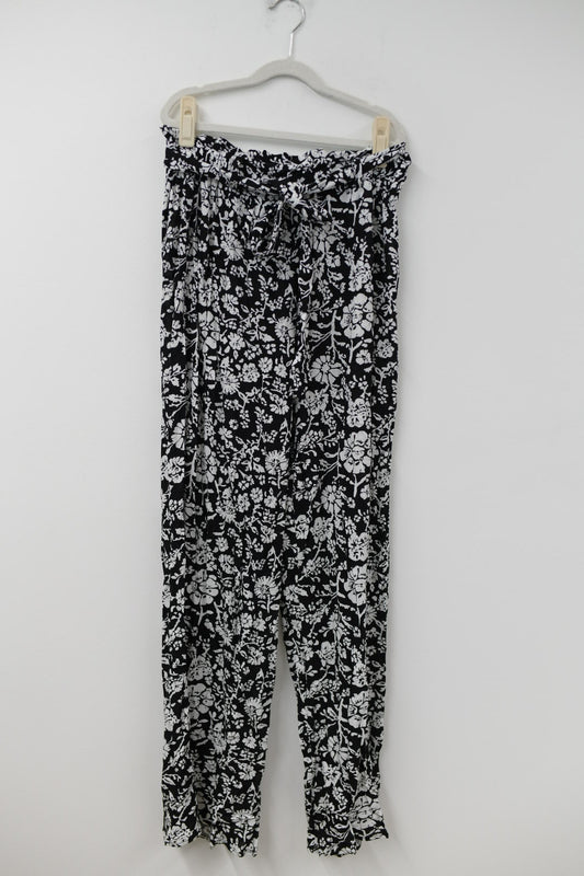 Francesca’s tie waist pants Size M / EUC