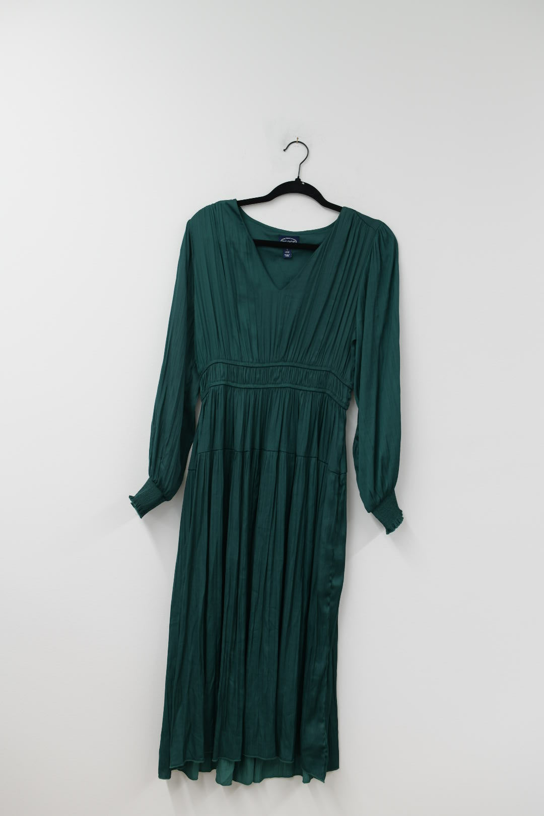 Scoop vneck plisse midi dress Size S / EUC