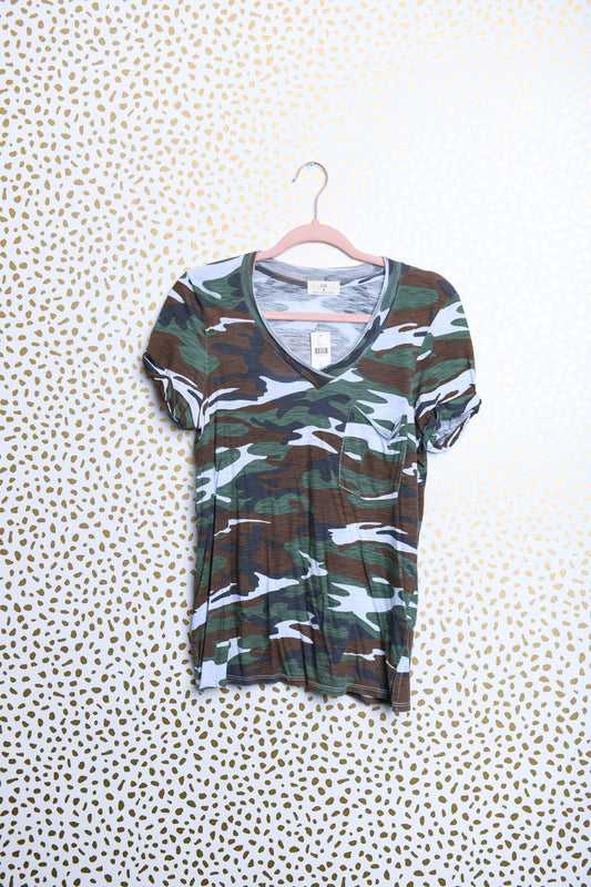 Anthropologie t. la Camo v-neck t-shirt Size S \ NWT