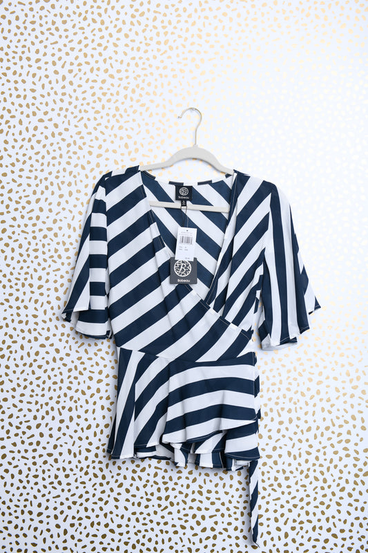 Bobeau short sleeve blouse with flowy sleeves\M\NWT