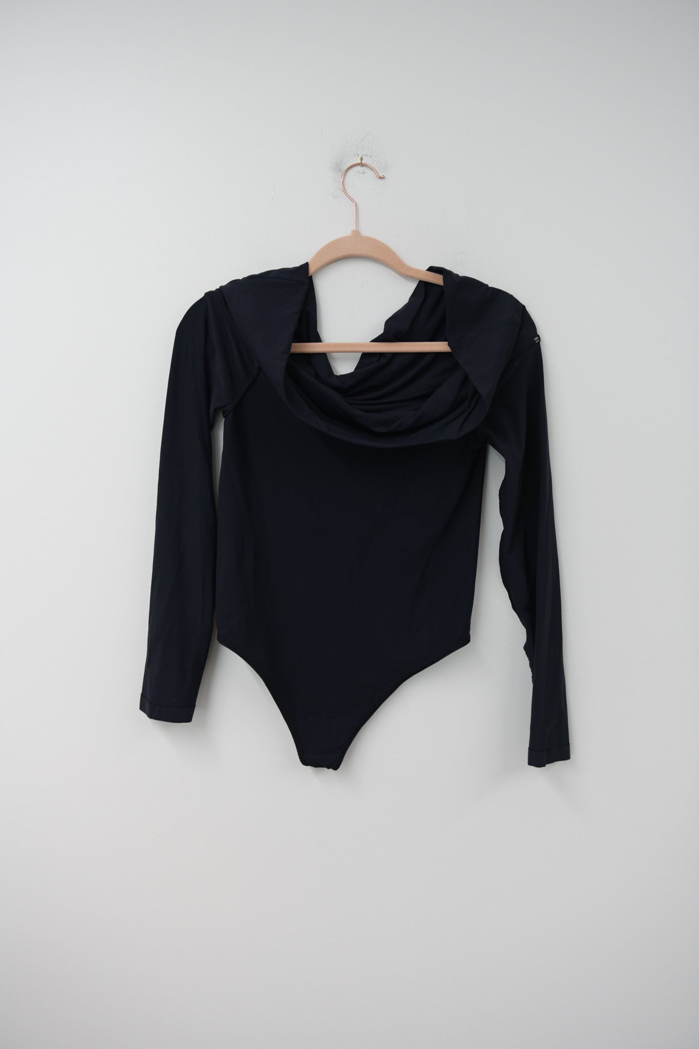 Sofia off the shoulder bodysuit Size L / EUC