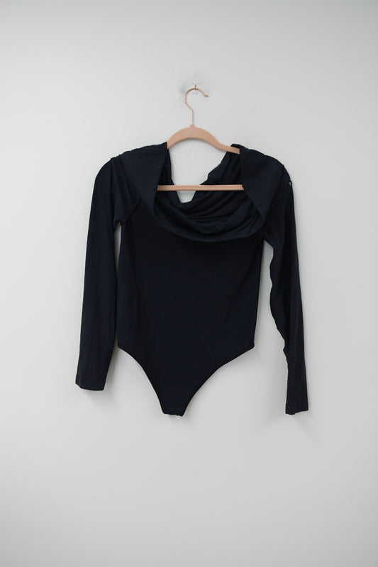 Sofia off the shoulder bodysuit Size L / EUC