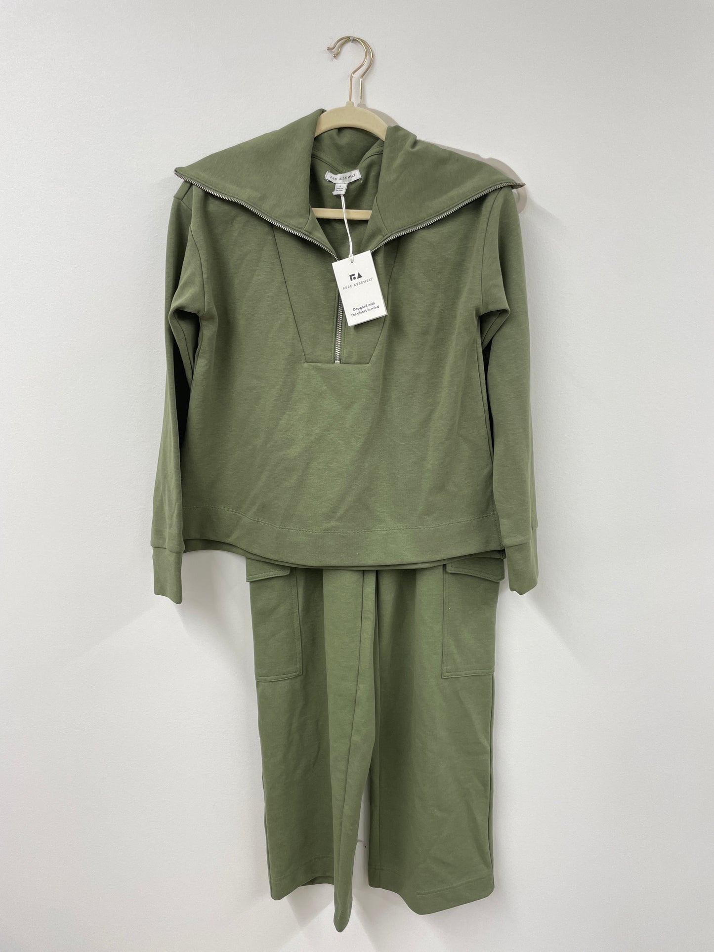 Free Assembly matching pullover sweatshirt & cargo pants Size S