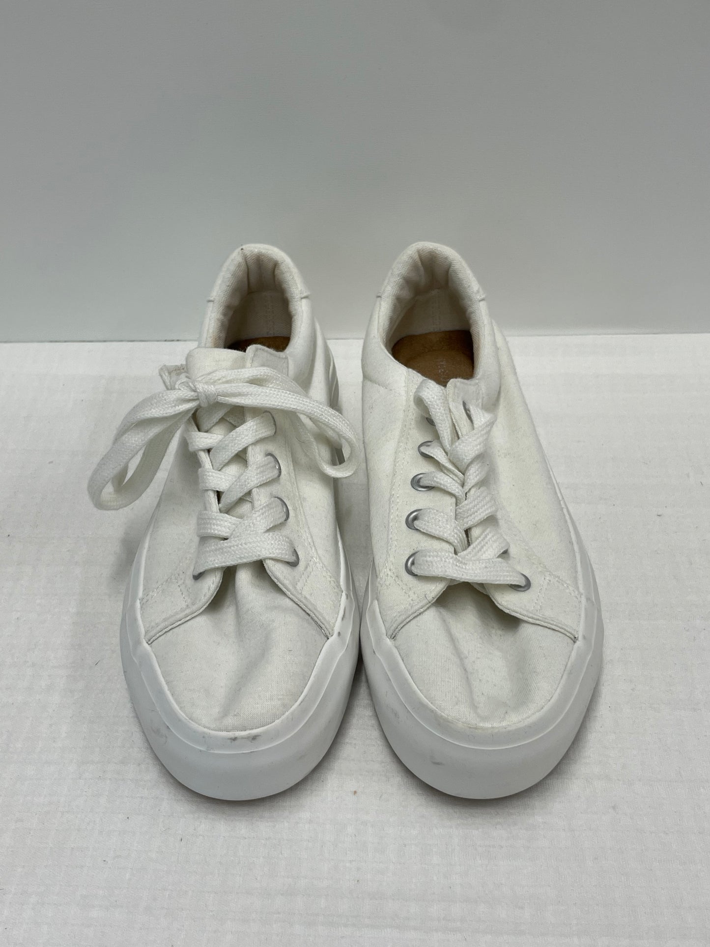 Maurice’s white sneakers Size 7.5 / GUC