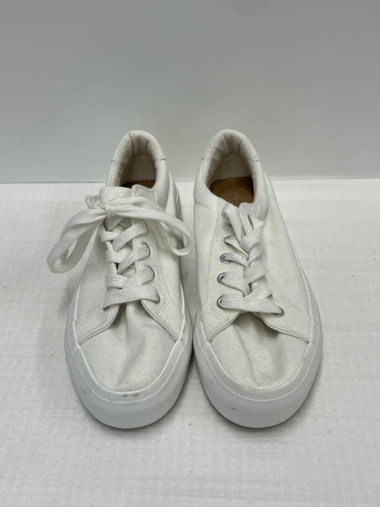 Maurice’s white sneakers Size 7.5 / GUC