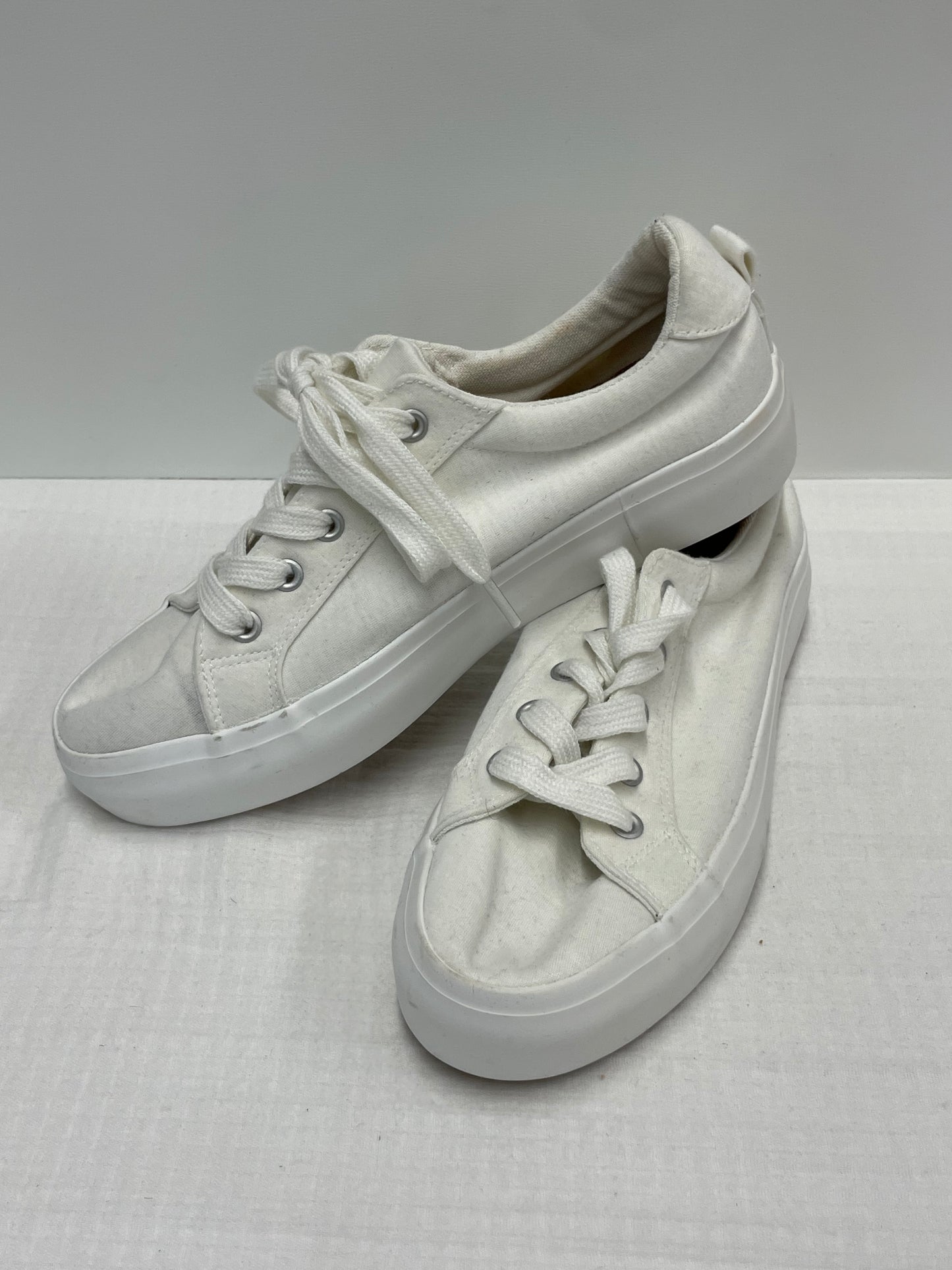 Maurice’s white sneakers Size 7.5 / GUC