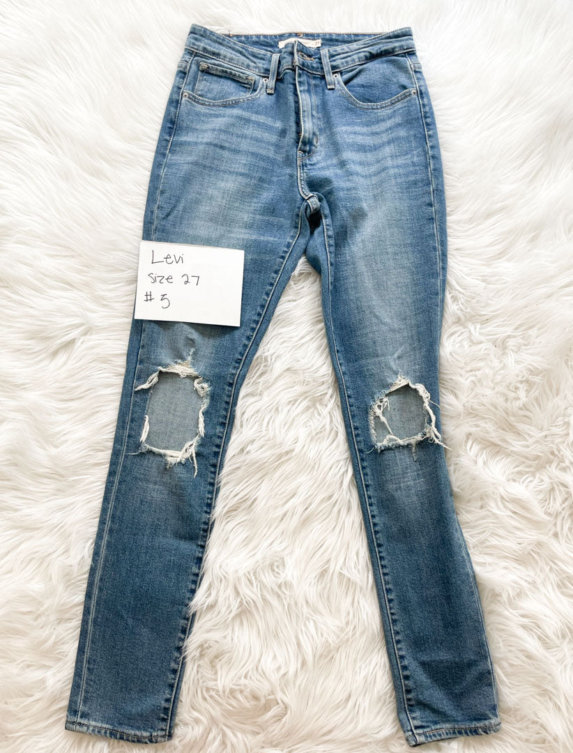 Levi  jeans Size 27/EUC